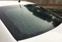 Sedan araçlarda arka cam sileceği neden yok