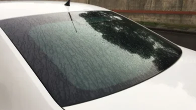 Sedan araçlarda arka cam sileceği neden yok