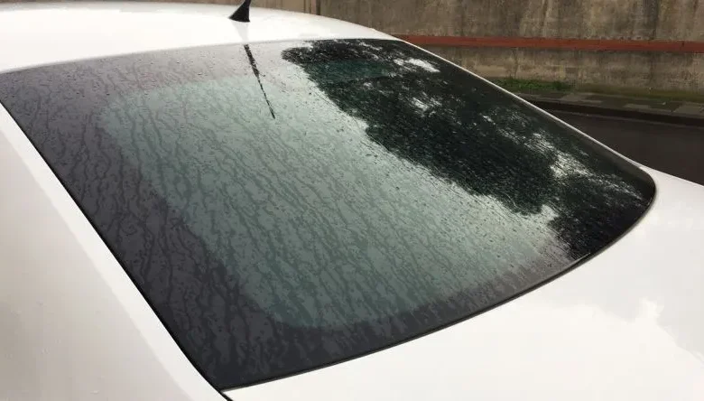 Sedan araçlarda arka cam sileceği neden yok