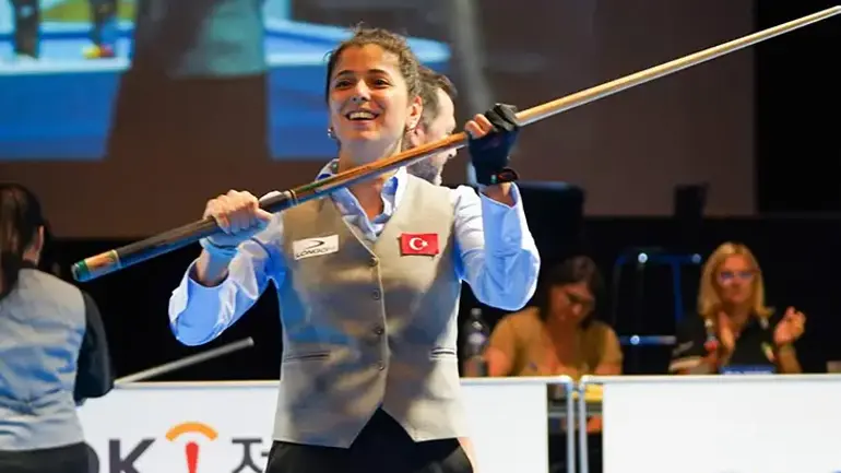 İspanya'da düzenlenen Avrupa Şampiyonası'nda dördüncü kez şampiyon olan milli bilardocu Sinem Kökten.