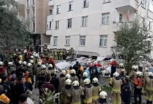 İstanbul Maltepe'de yedi katlı bir binanın üç katı çöktü. Olayda 2 kişi hayatını kaybederken, 10 kişi kurtarıldı ve arama çalışmaları sürüyor. – binanın 3 katı çöktü