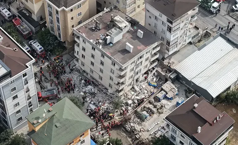 Maltepe'de 7 katlı binanın çökmesi sonucu 5 kişi hayatını kaybederken, enkazdan alınan beton örneklerinin arasından deniz kabuğu çıktı. – çöken bina