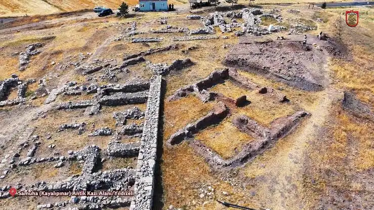 Sivas Kayalıpınar'daki antik Šamuḫa'da gerçekleştirilen kazılarda Kral II. Tudhaliya dönemine ait 131 çivi yazılı tablet ve parçası keşfedildi. – Hitit arşivi