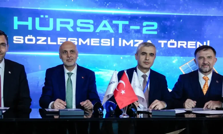 TUSAŞ ve ROKETSAN, Türkiye'nin seri üretime uygun ilk uydu ailesi HÜRSAT'ın ikinci projesi için Antalya'da düzenlenen kongrede sözleşme imzaladı. – HÜRSAT-2
